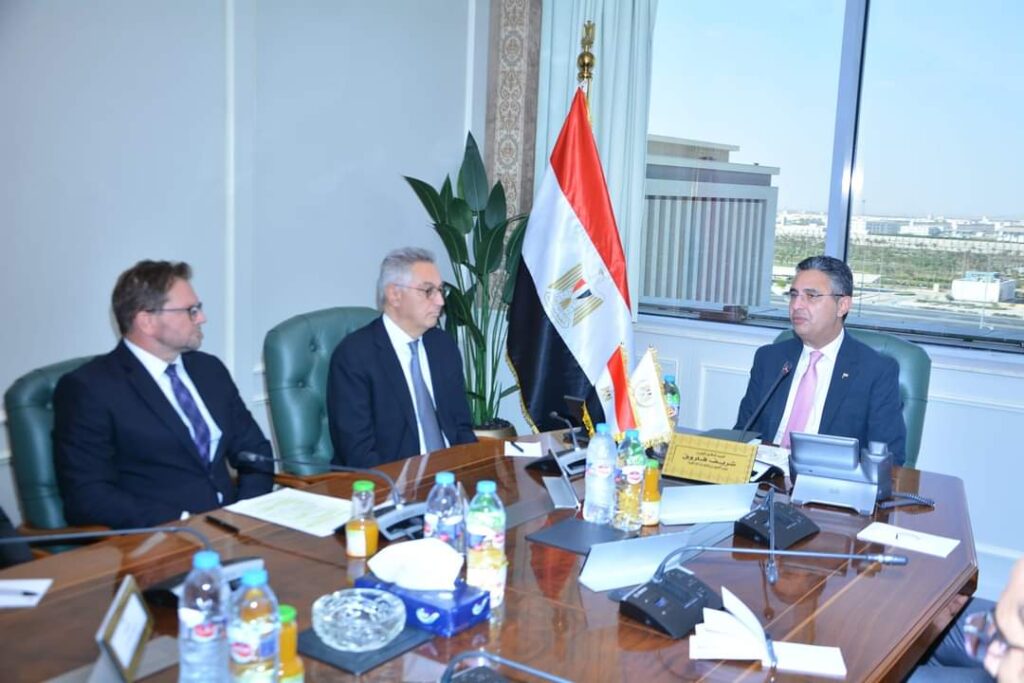 وزير التموين يستعرض خطة توطين صناعة صوامع الحبوب في مصر