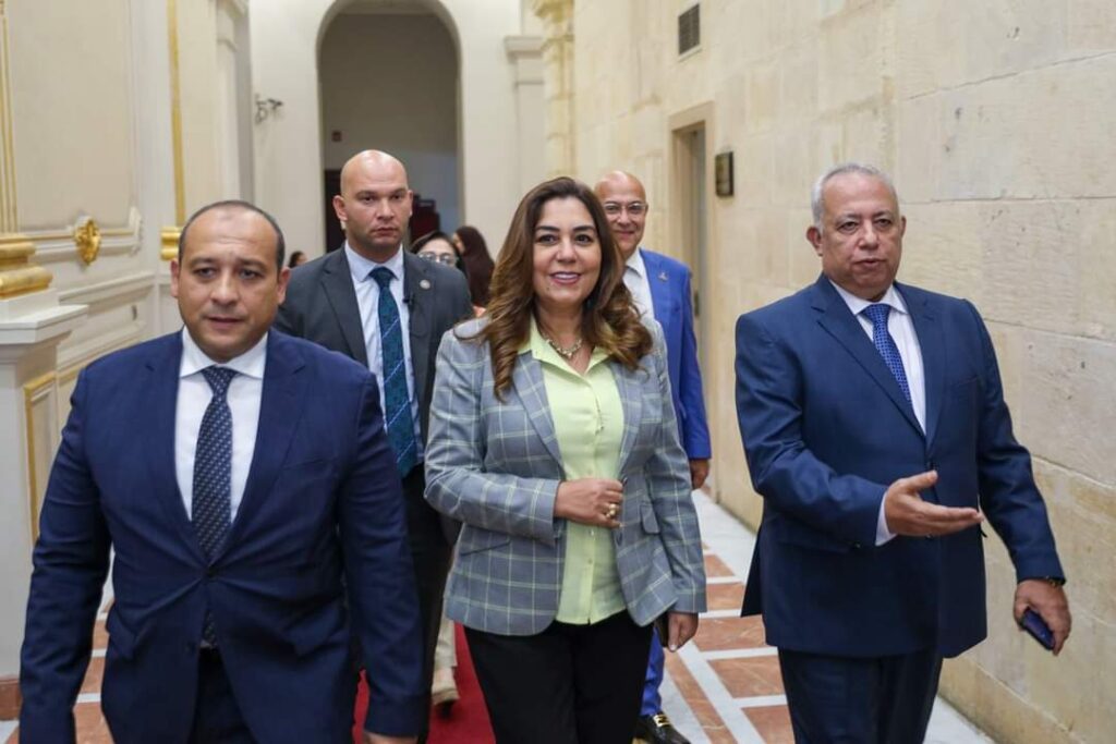 وزيرة التنمية المحلية تستعرض جهود الوزارة في تنفيذ قانون التصالح على مخالفات البناء