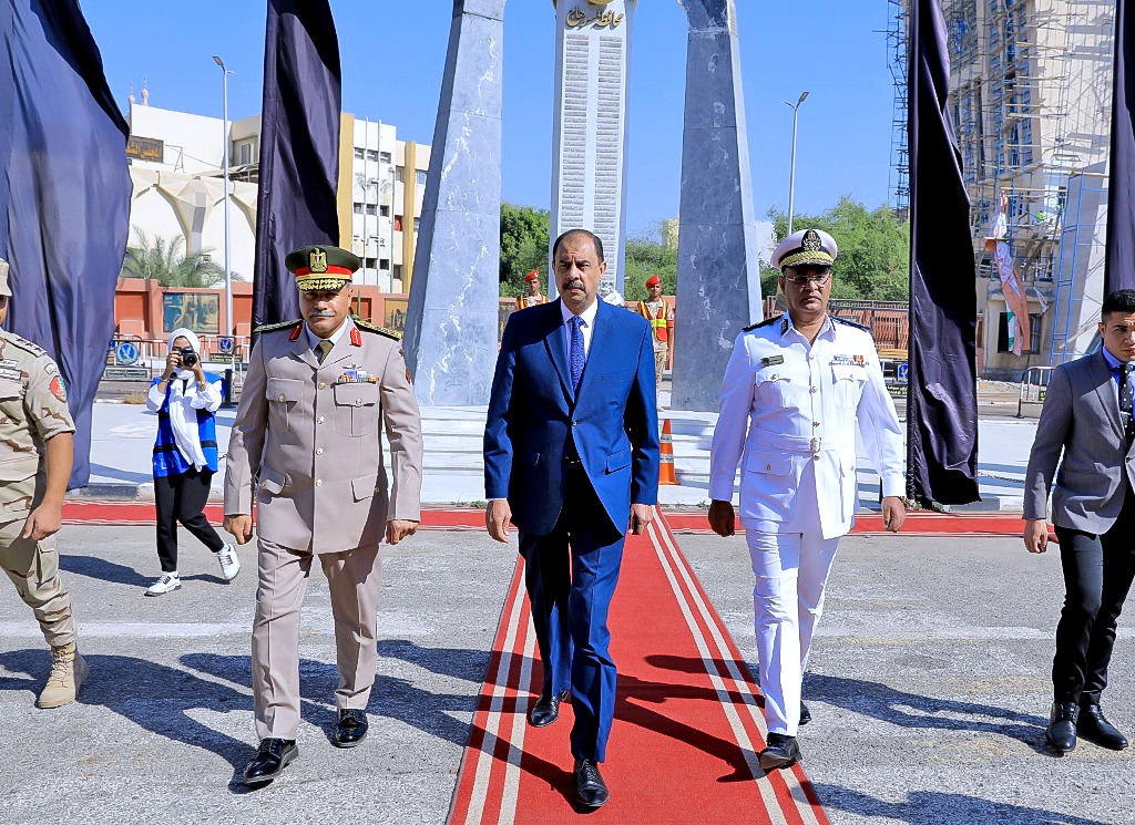 محافظ سوهاج يضع إكليلا من الزهور على النصب التذكاري لشهداء أكتوبر