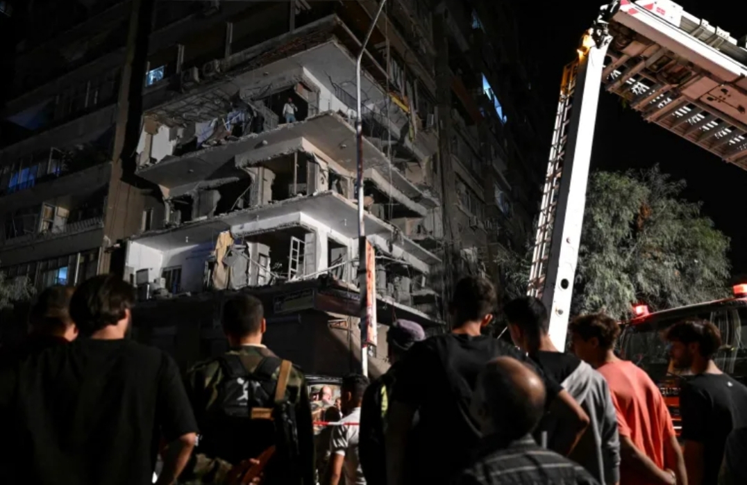 مسؤولون إسرائيليون: غارة دمشق استهدفت قياديا بحزب الله .. وايران تنفي وجود إيرانيون