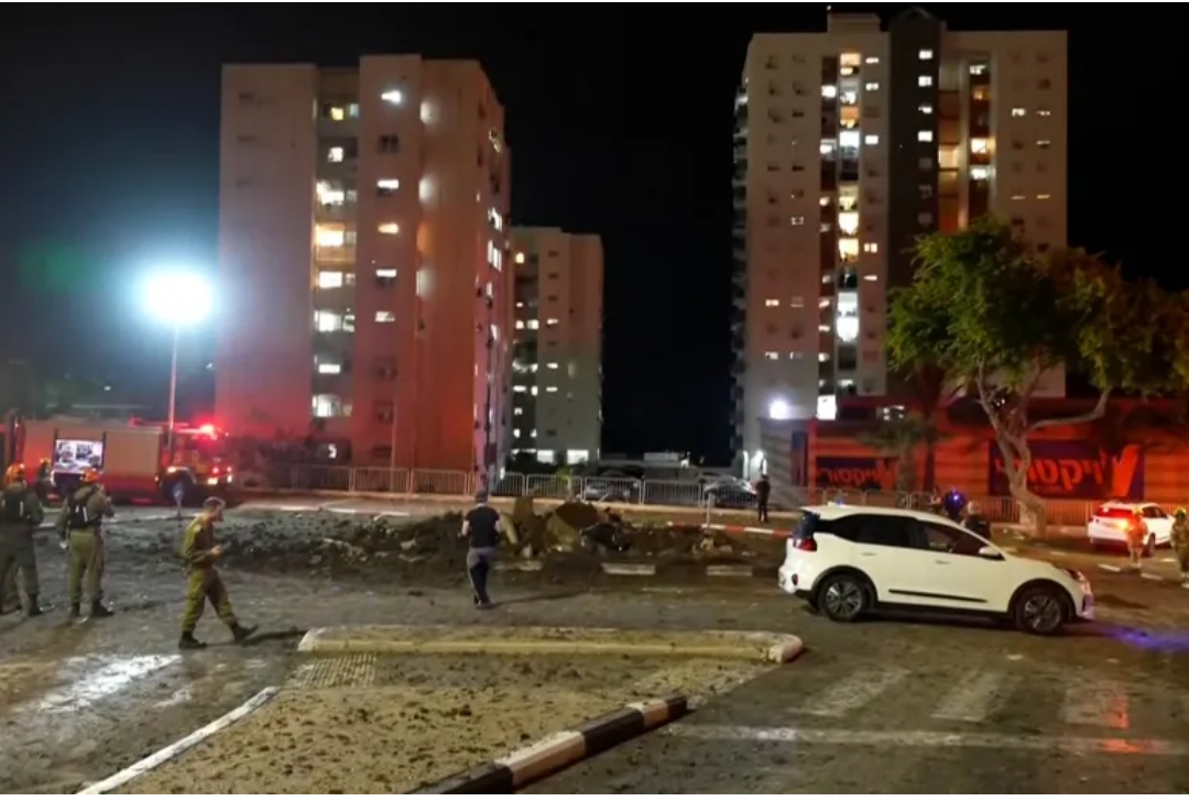 حزب الله يستهدف قاعدة عسكرية في مدينة حيفا بـ 5 صواريخ