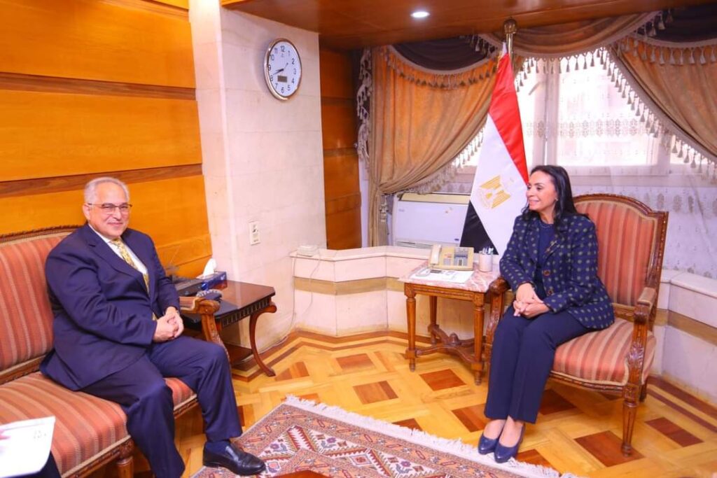 وزيرة التضامن ورئيس اللجنة البارالمبية المصرية يبحثان تعزيز سبل التعاون المشترك