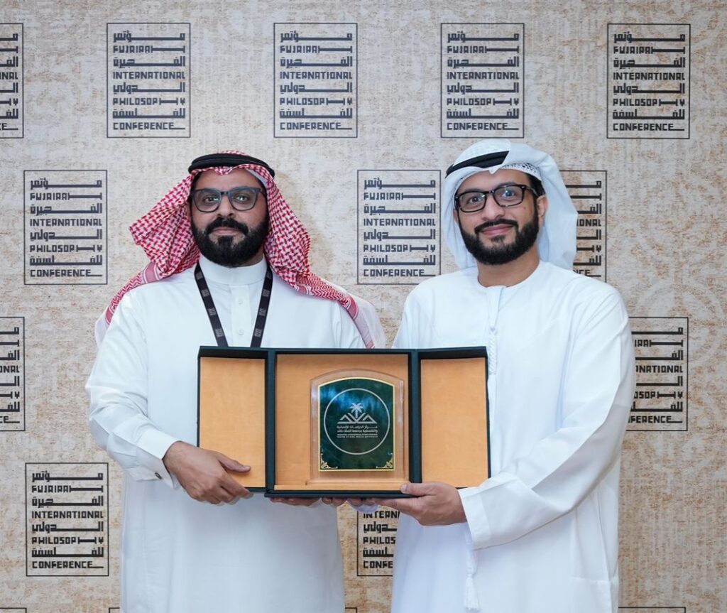 مدير مركز الدراسات الإنسانية والفلسفية بجامعة الملك خالد بالسعودية يكرم أحمد السماحي