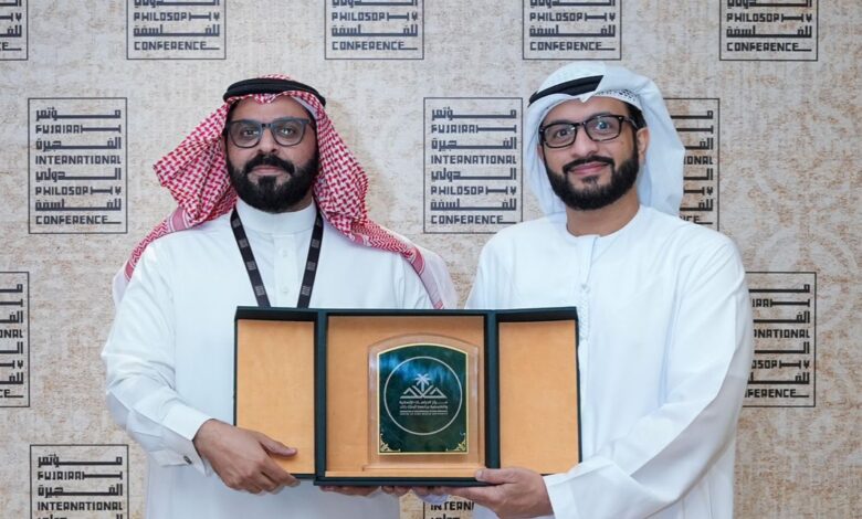 مدير مركز الدراسات الإنسانية والفلسفية بجامعة الملك خالد بالسعودية يكرم أحمد السماحي