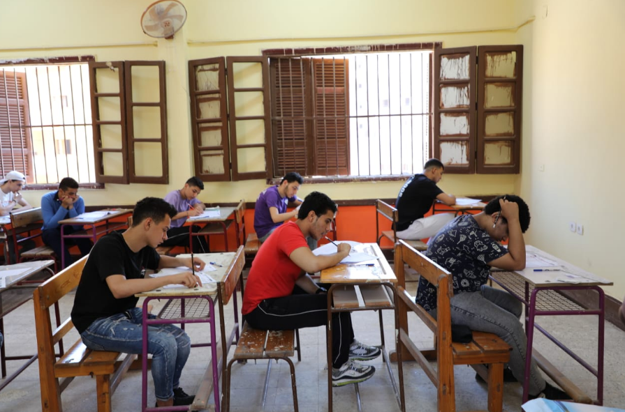 طلاب في امتحانات الثانوية العامة