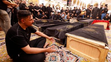 مشيعون يشاركون في جنازة ضحايا لقوا حتفهم بالحريق يوم 17 يوليو 2025
