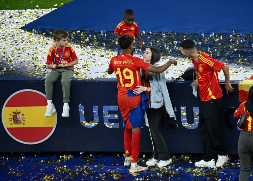 يامال وصديقته أليكس باديلا في يورو 2024