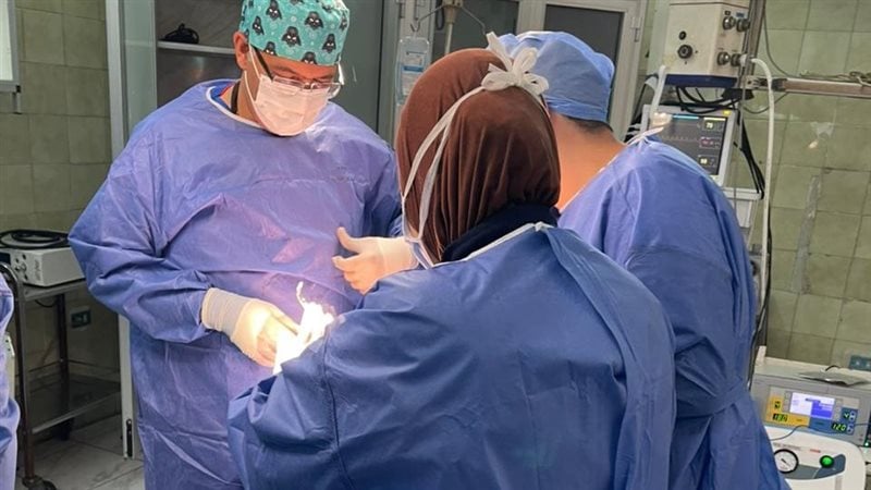 نجاح فريق طبي بمستشفى القبطي في تركيب مفصل ركبة صناعي لمريض يعاني من مضاعفات الخشونة