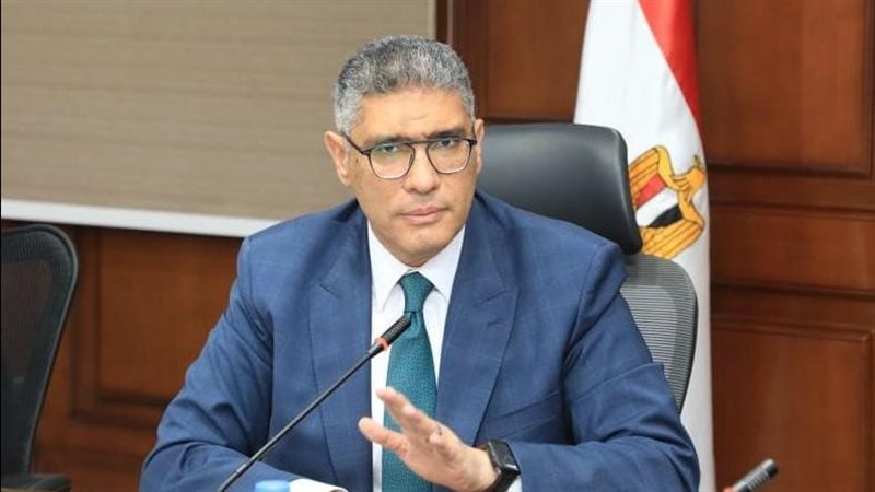 محافظ الجيزة يستمع لشكاوى المواطنين بالدقي ومنشأة القناطر ويوجه بحلول عاجلة