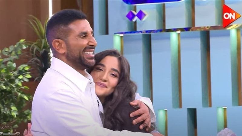 في ظهورها الإعلامي الأول.. جودي أحمد سعد تفاجئ منى الشاذلي باقتحام الاستوديو وغناء مؤثر مع والدها