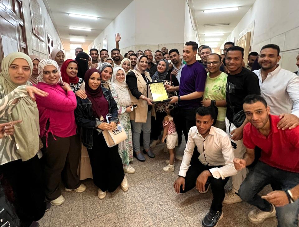 ممر شرفي وهدية تذكارية لـ الدكتورة إيمان حسن بجامعة حلوان «فيديو»